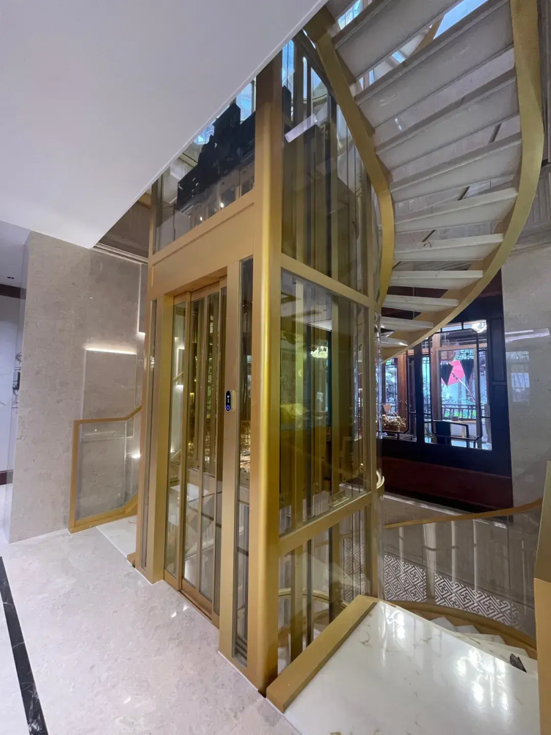 Franz: Semi-circular private elevator creates a new look for garden aesthetics — photo 6